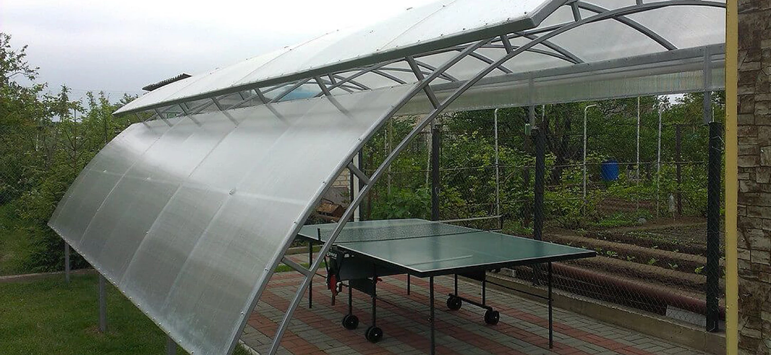 Відмінність стільникового полікарбонату від монолітного