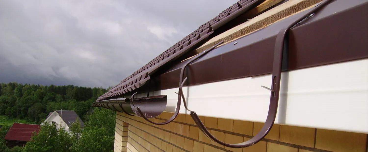 Установка кронштейнів водостічної системи