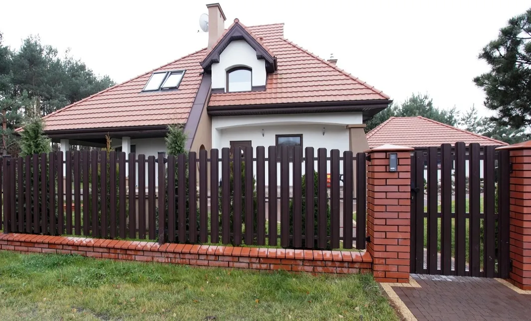 паркану з штахетника