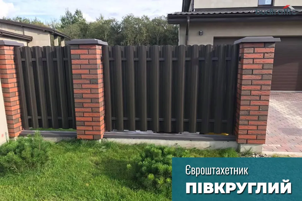 Паркан із металевого штахетника в кольорі антрацит RAL 7016: приклад сучасної огорожі для будинку в мінімалістичному стилі