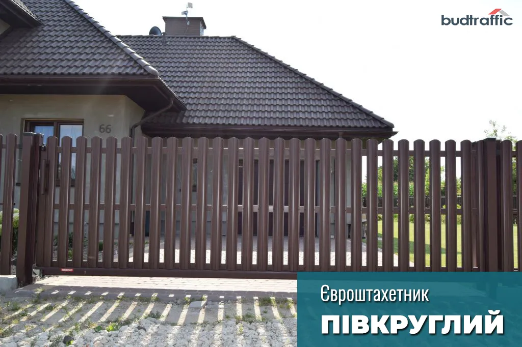 Металеві штахети у кольорі RAL 8019 темно-коричневий мат: євроштахетник із завальцьованими краями