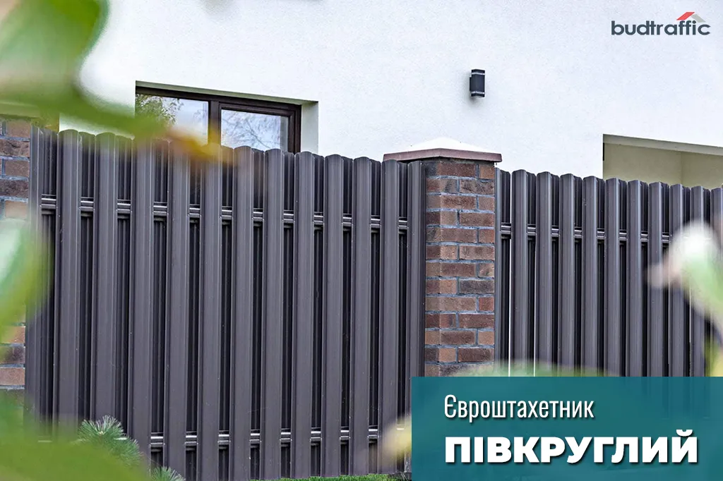 Метачічні штахети у кольорі RAL 8019 темно-коричневий мат