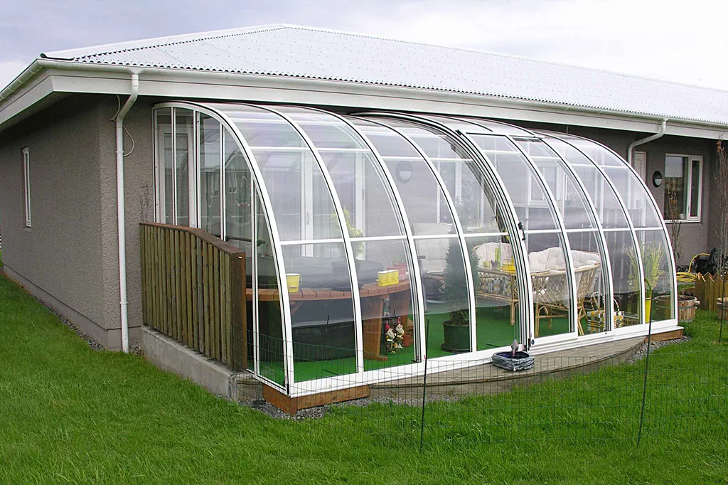 Відмінність стільникового полікарбонату від монолітного