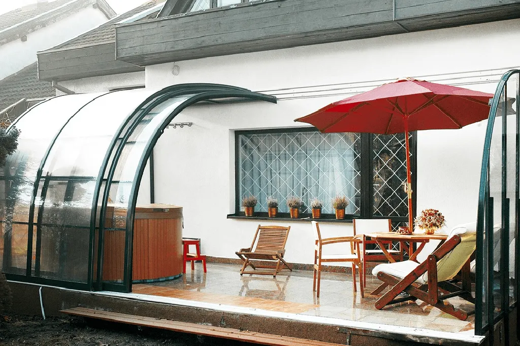 Відмінність стільникового полікарбонату від монолітного