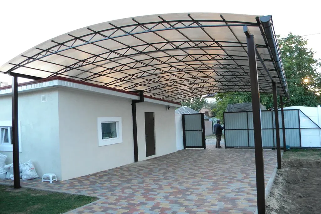 Відмінність стільникового полікарбонату від монолітного