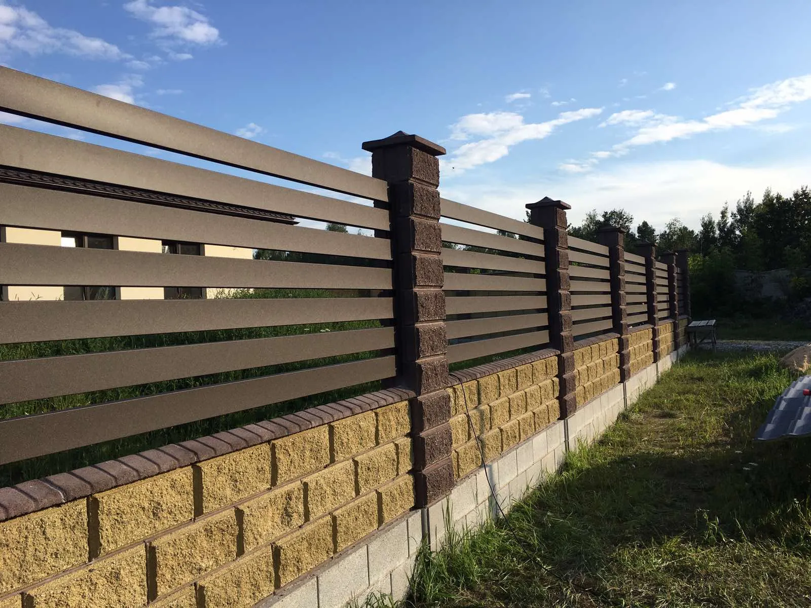 Металевий паркан Ранчо Дакота в матовому коричневому кольорі (RAL 8019) — встановлена огорожа від Budtraffic