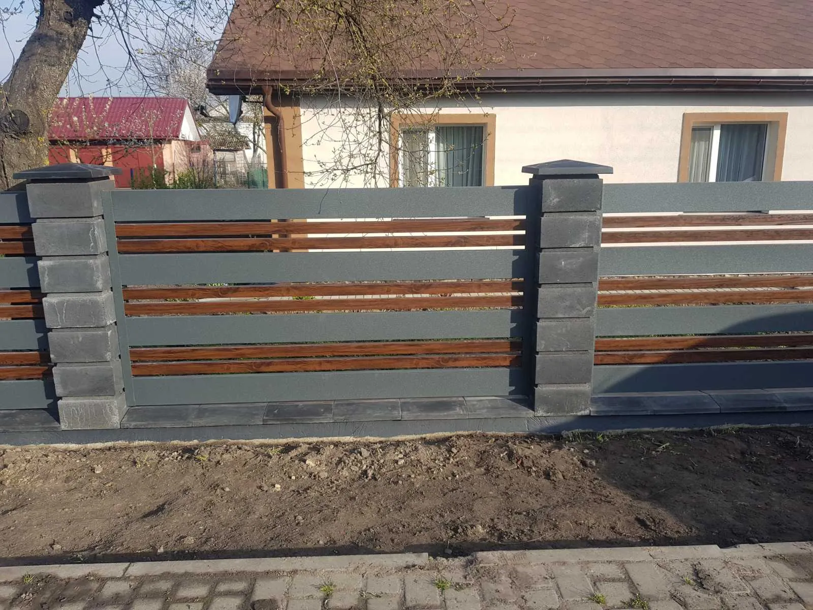 Комбінований паркан Ранчо від Budtraffic: унікальне поєднання широких ламелей (130 мм) та подвійних вузьких профілів (50 мм) у структурі секції