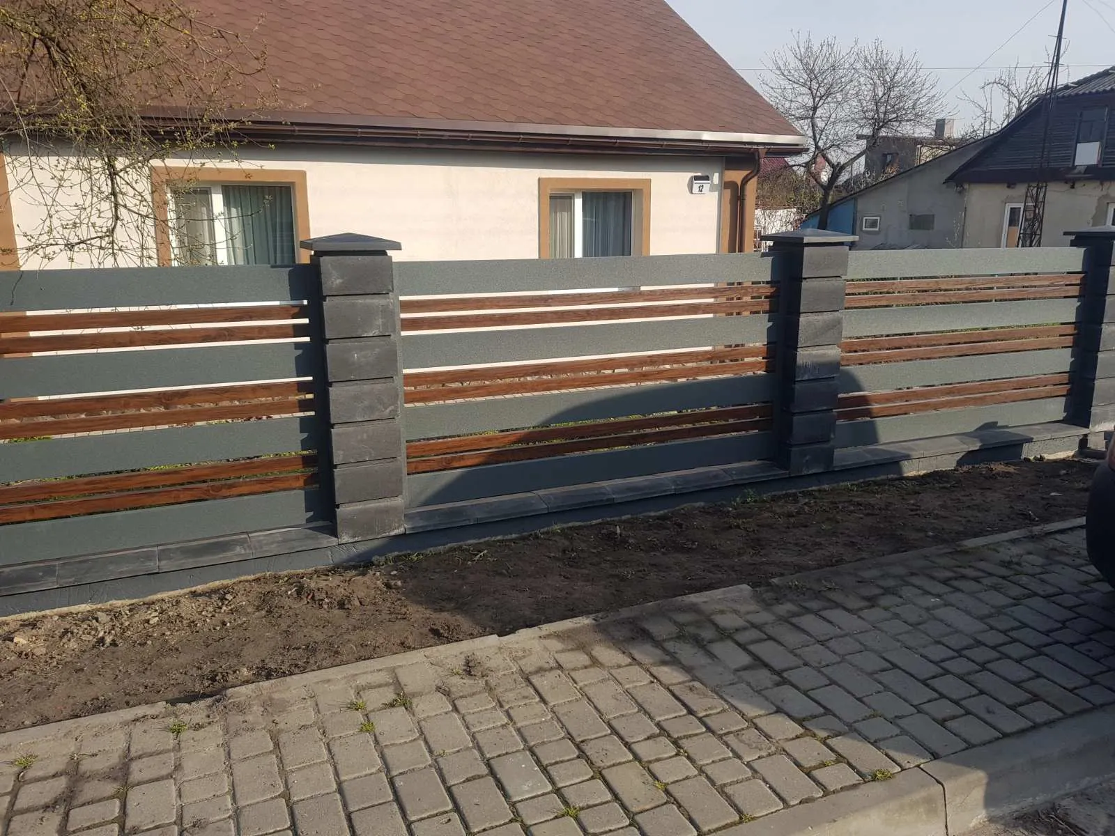 Дизайнерська огорожа Ранчо з ритмічним малюнком набору 130-50-50-130 мм: сучасний металевий паркан для приватного будинку