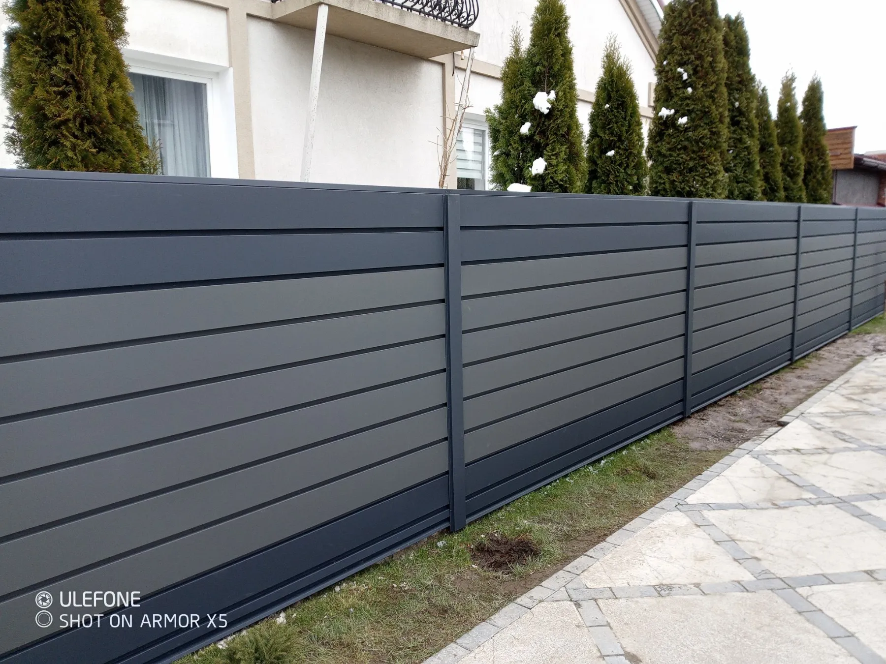 Паркан Горизонт Оригінал у комбінації RAL 7016 та RAL 7024 мат: приклад ідеально змонтованої секції з однаковою висотою кожної ламелі від виробника Budtraffic