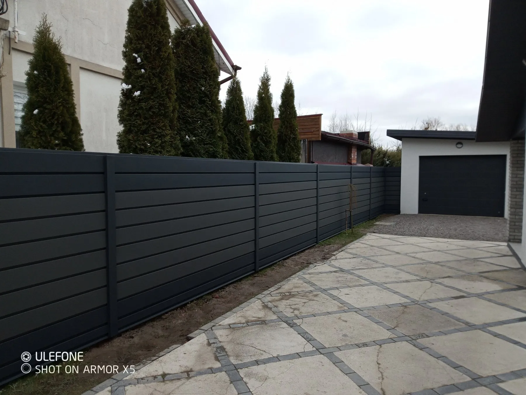 Паркан Горизонт у кольорі RAL 7016 мат: секційна огорожа з індивідуальним розрахунком кожної ламелі для ідеальної симетрії від виробника Budtraffic