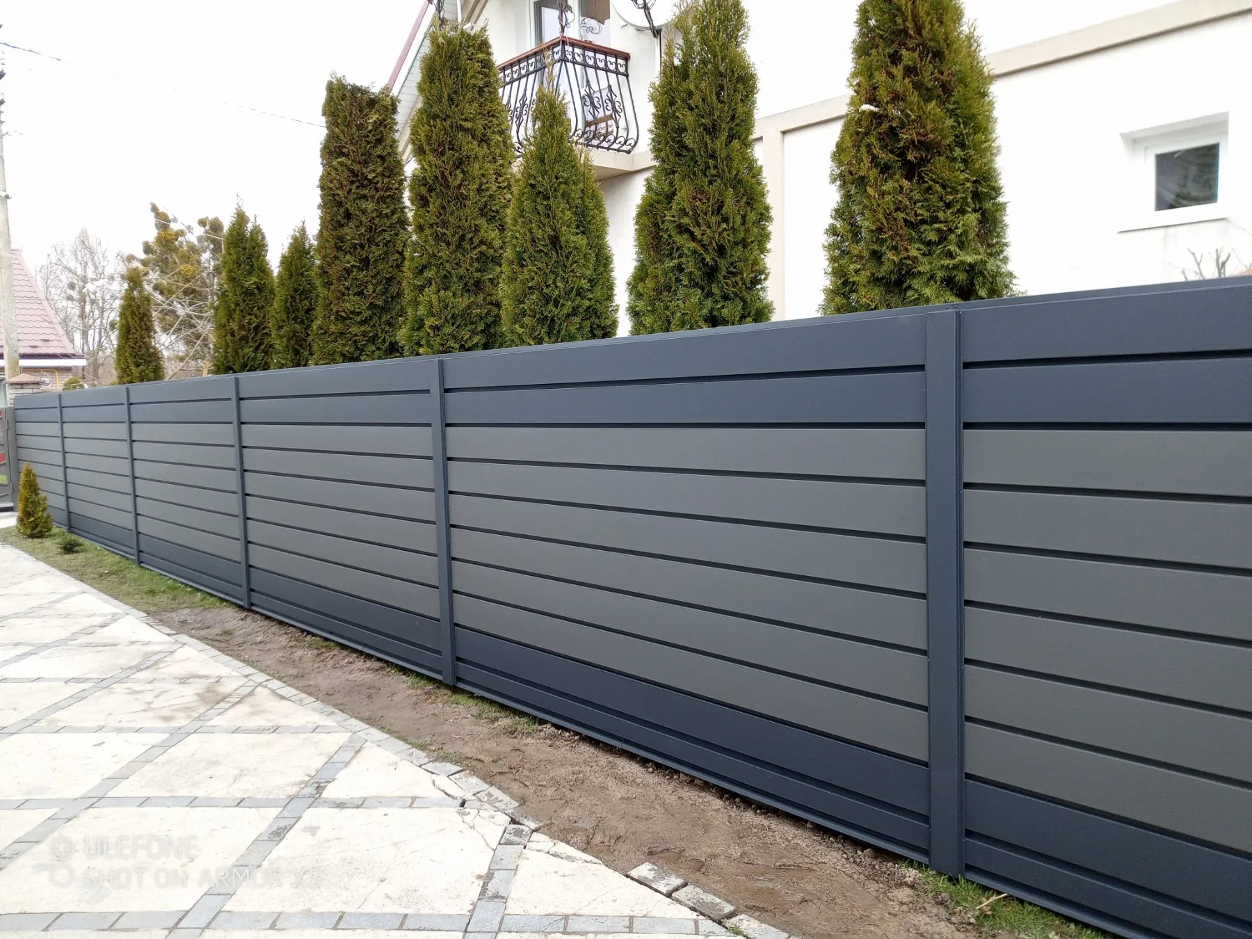 Паркан Горизонт Оригінал у комбінації кольорів RAL 7016 та RAL 7024 мат: приклад індивідуального розрахунку панелей для ідеальної симетрії від Budtraffic