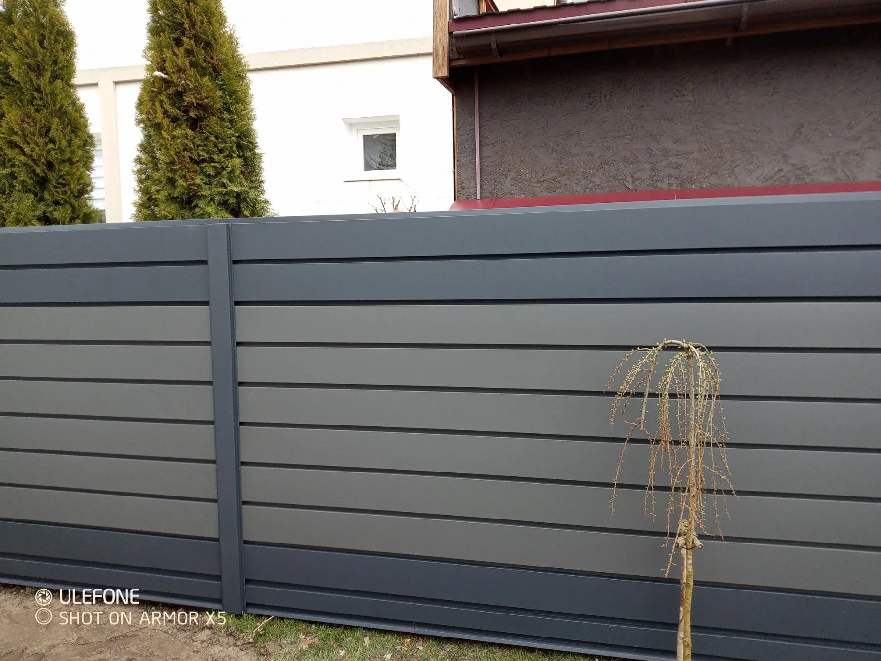 Вид збоку на секцію паркану Горизонт Оригінал (RAL 7016/7024 мат): демонстрація рівномірного кроку ламелей індивідуального розміру від виробника Budtraffic