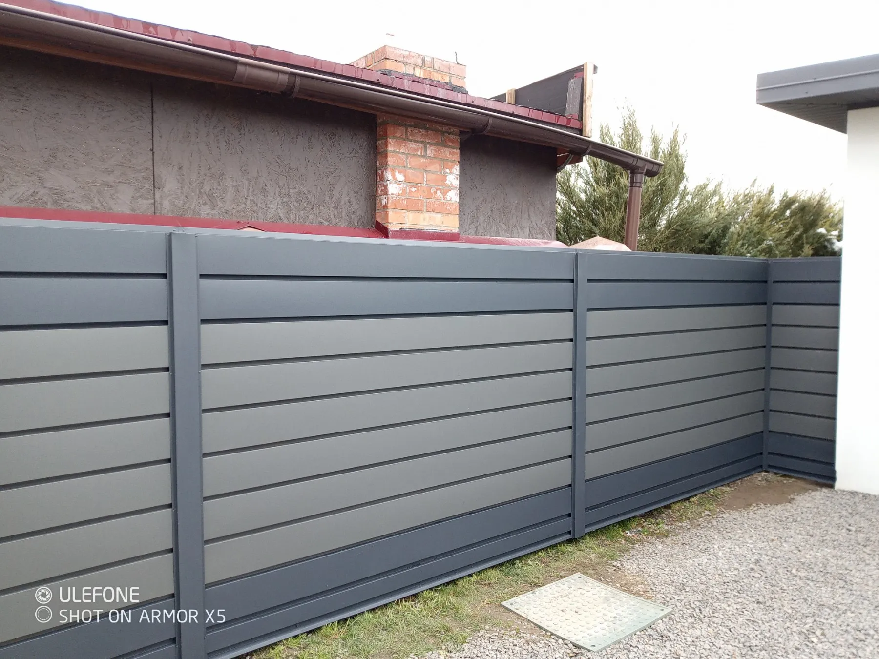 Двоколірний паркан Горизонт у поєднанні RAL 7016 та RAL 7024 мат: приклад індивідуального виробництва Budtraffic