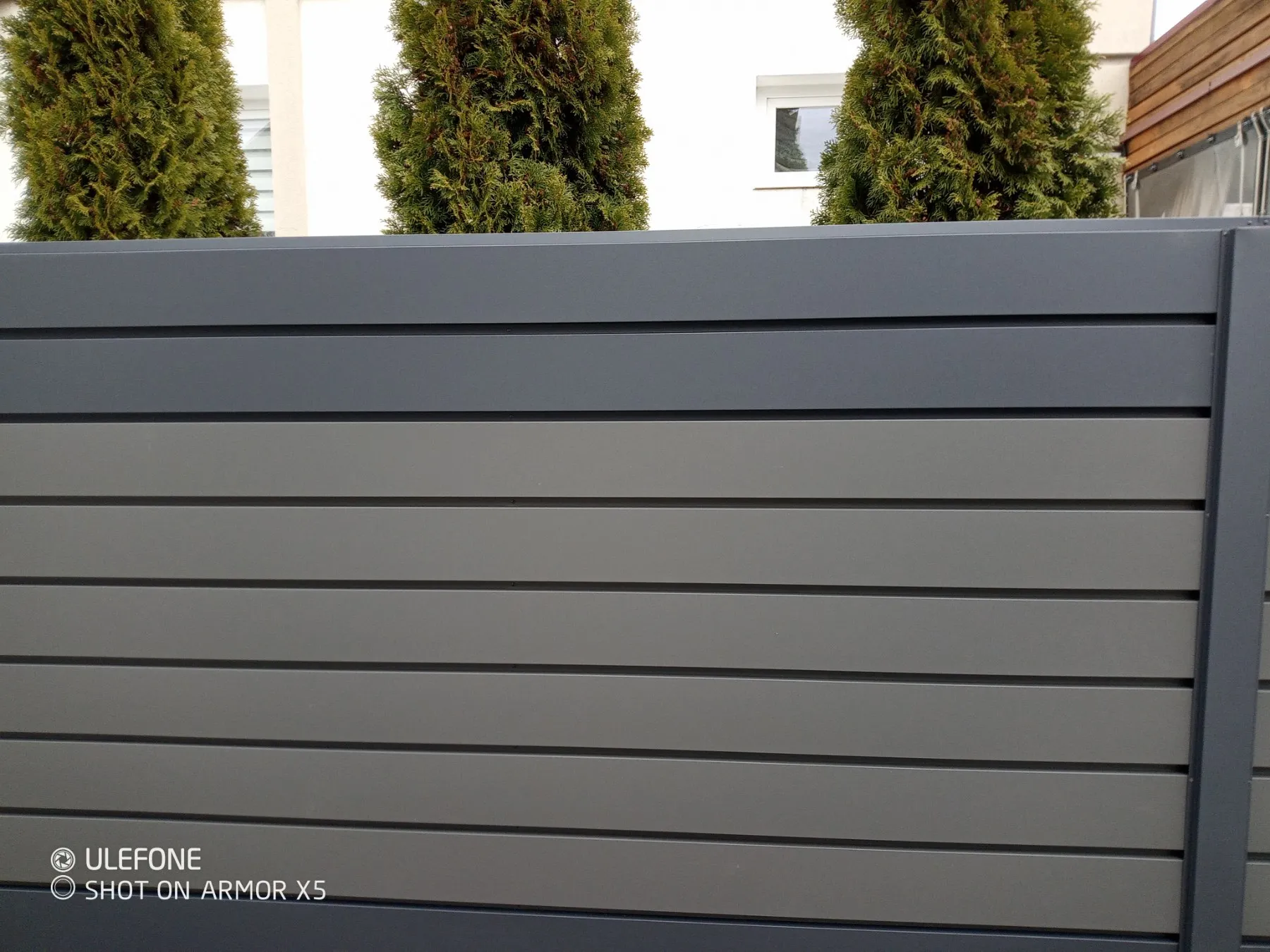 Паркан Горизонт Оригінал зблизька: комбінація RAL 7016 та RAL 7024 мат — ідеальна симетрія ламелей без підрізок від виробника Budtraffic