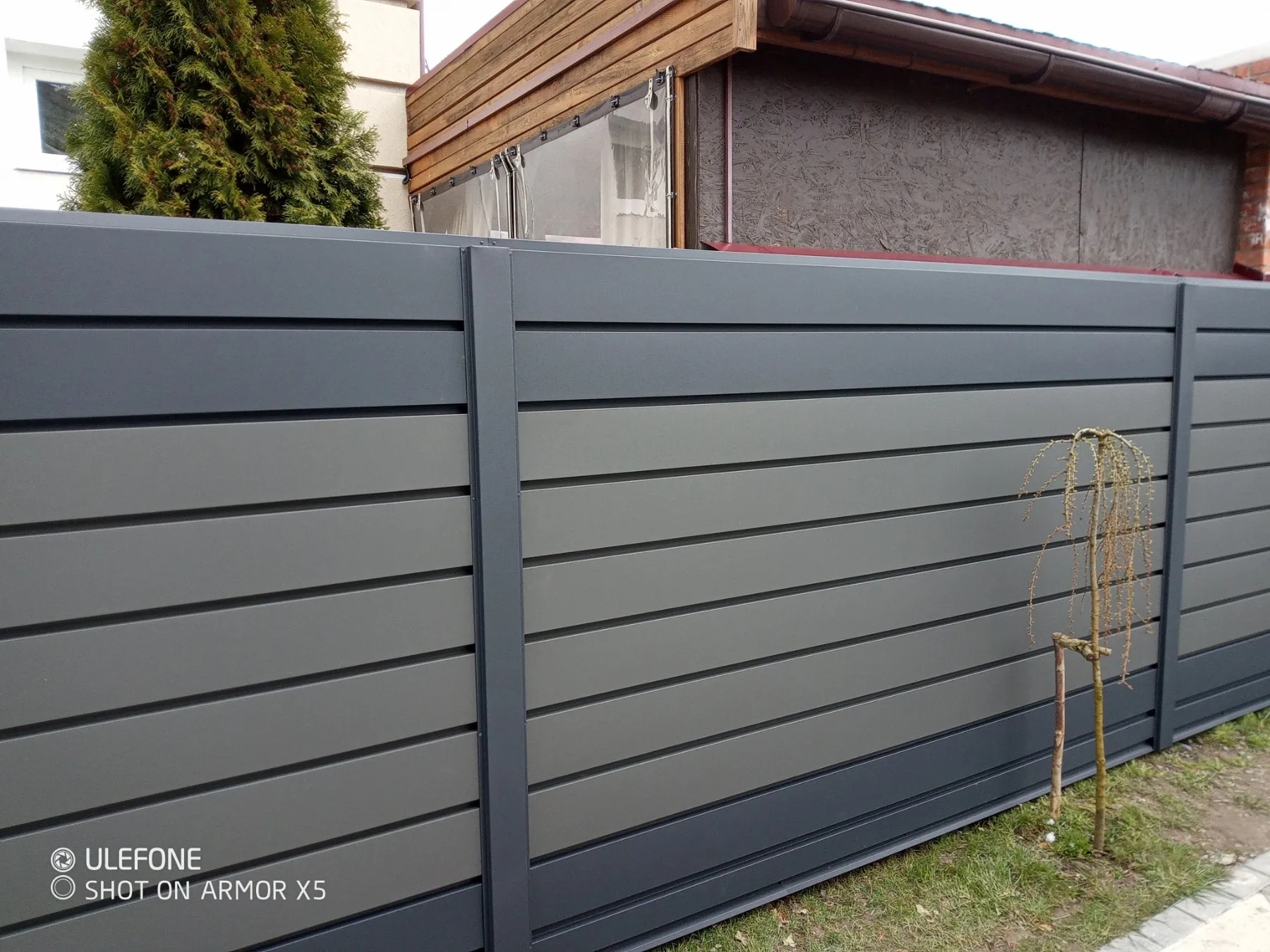 Паркан Горизонт Оригінал зблизька: поєднання RAL 7016 та RAL 7024 мат — приклад секції власного виробництва Budtraffic