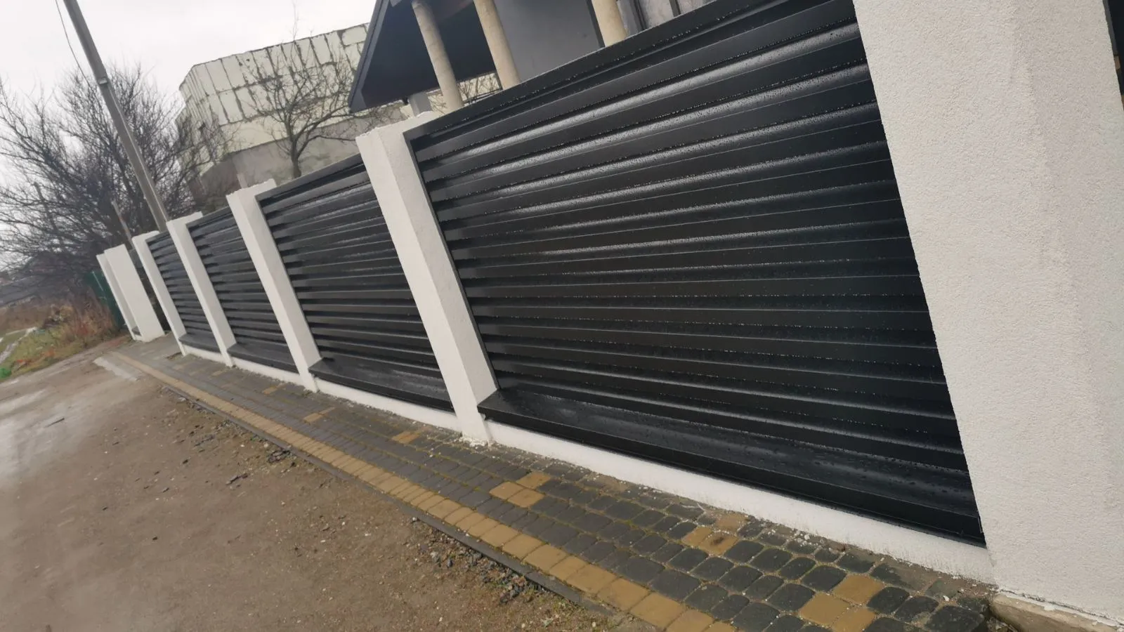 Металевий паркан жалюзі серії Преміум у чорному глянцевому кольорі (RAL 9005) — фото секції з посиленими ламелями від виробника Budtraffic