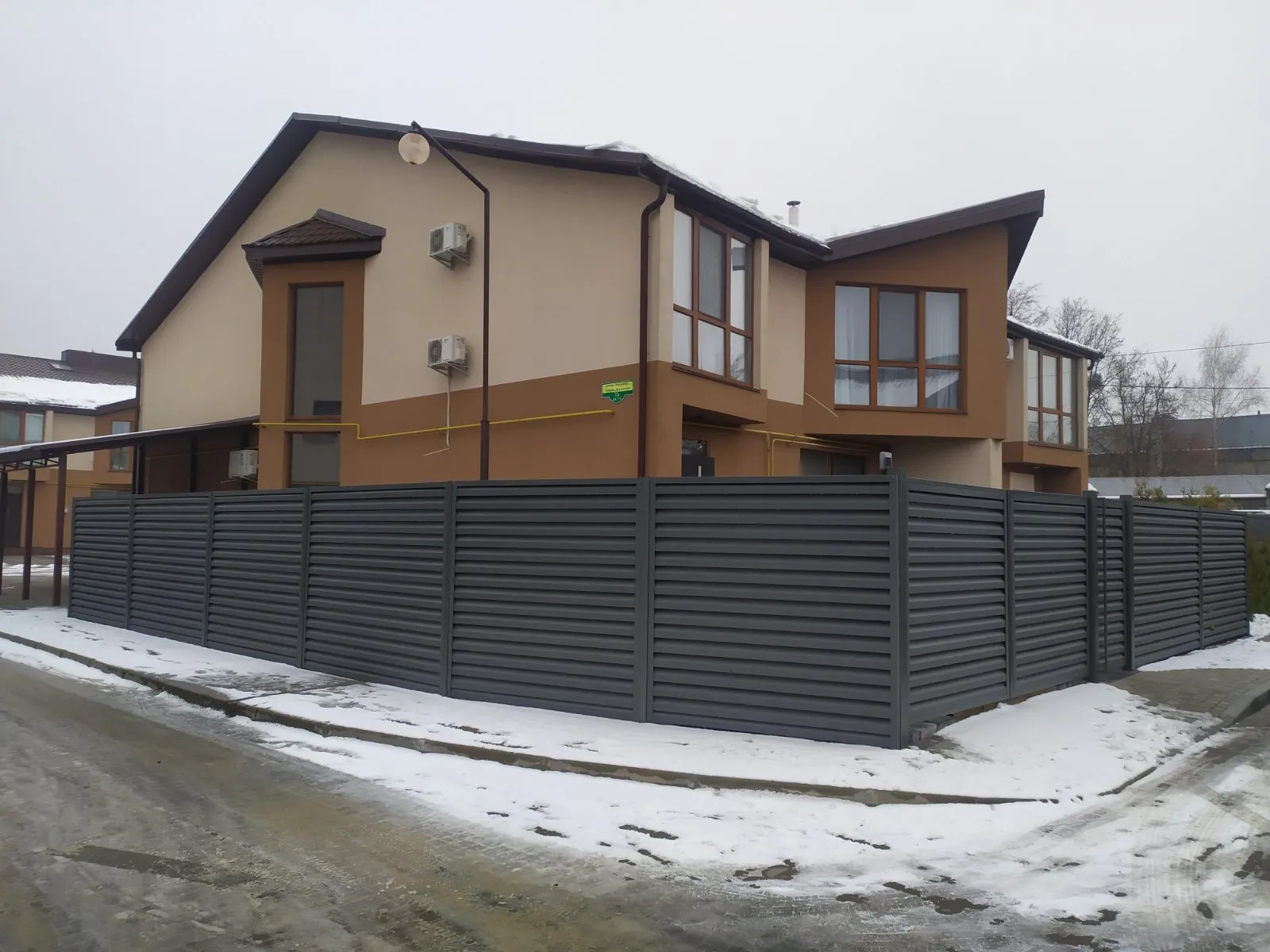 Повний вигляд металевого паркану жалюзі серії Преміум у графітовому матовому кольорі (RAL 7024) — приклад встановленої огорожі з посиленими ламелями від Budtraffic