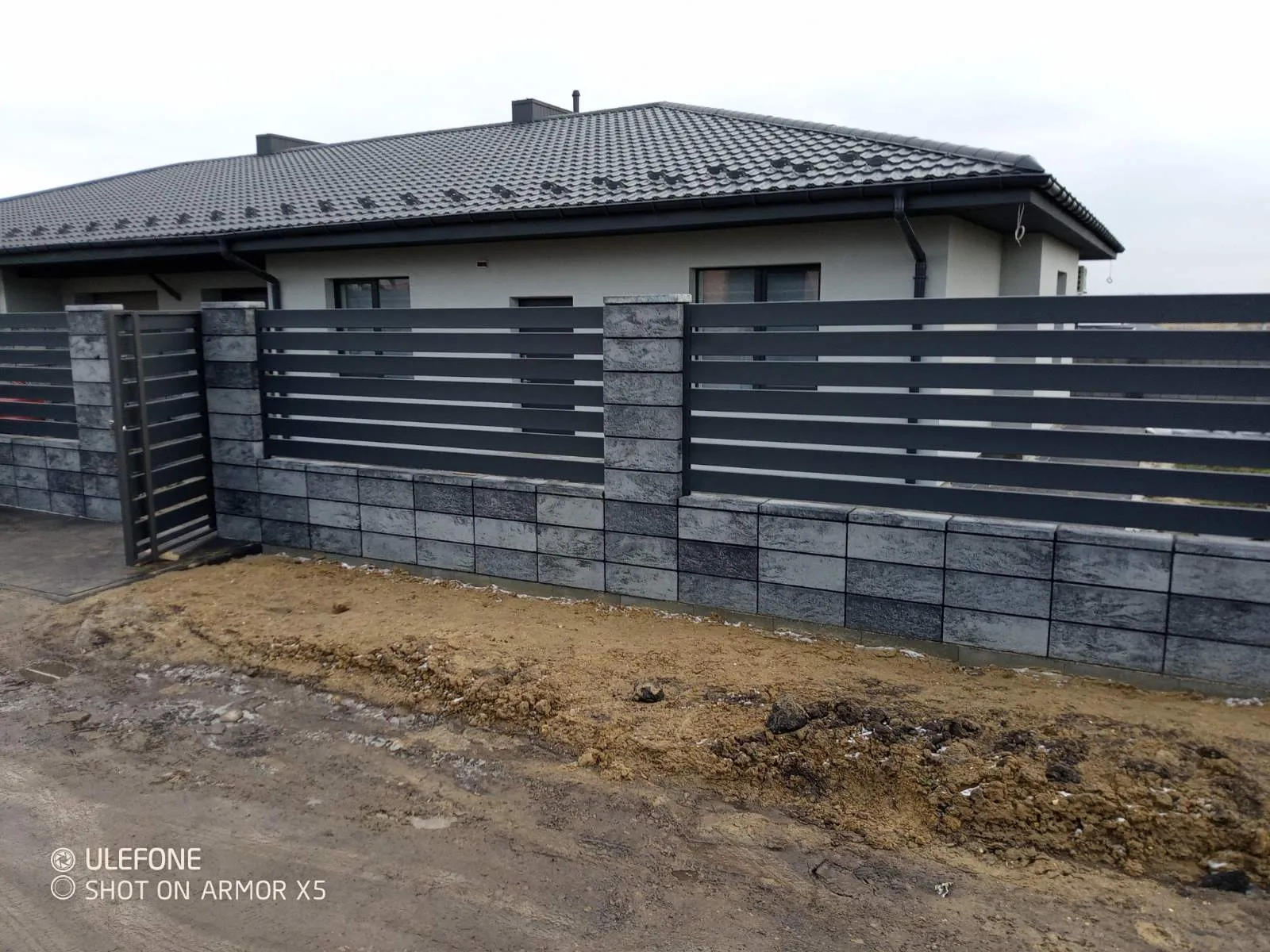 Сучасна огорожа Ранчо в матовому кольорі (RAL 7016) — готові комплекти з доставкою по всій Україні