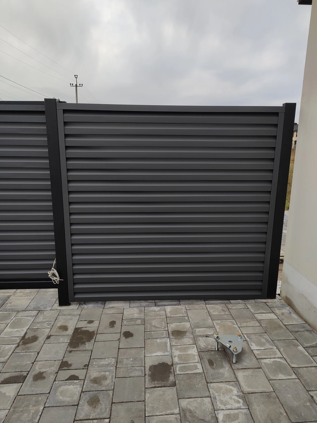 Детальний вигляд секції металевого паркану жалюзі Преміум зблизька — матові ламелі у темно-коричневому кольорі (RAL 8019) від виробника Budtraffic